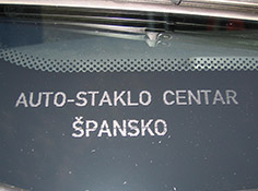 Graviranje stakla na automobilu