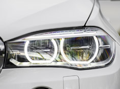 Poliranje farova na automobilu